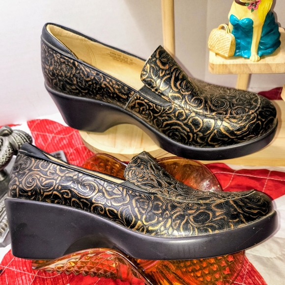 Shoes Alegria Black and Gold Patterned Women's SZ38 (8-8.5) Excellent Condition - Picture 1 of 6